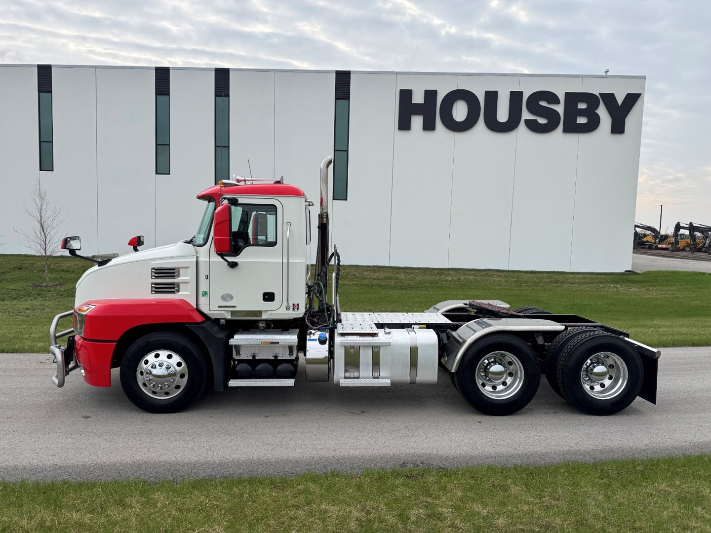 Used 2021 Mack Anthem Daycab - image 3